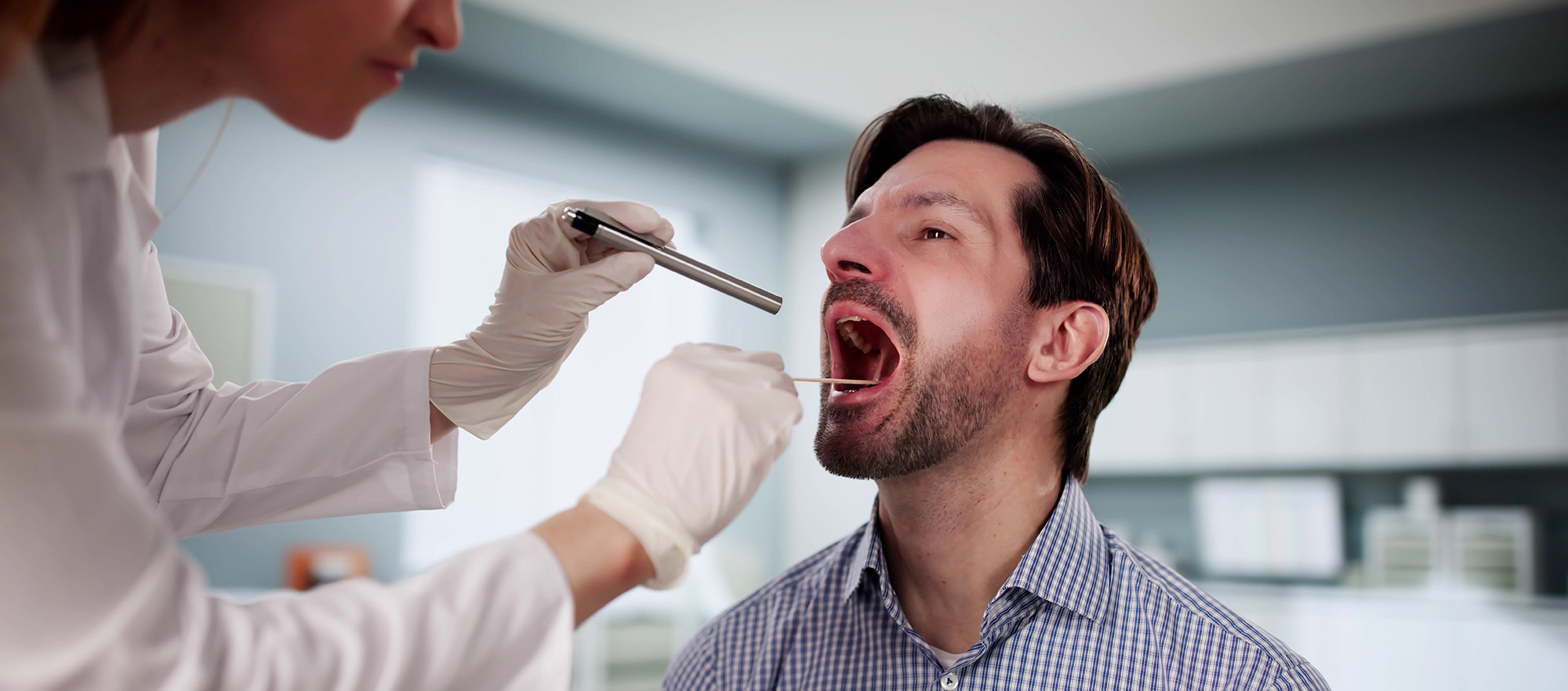 Blocked salivary gland symptoms, salivary duct blockage, salivary gland swelling
